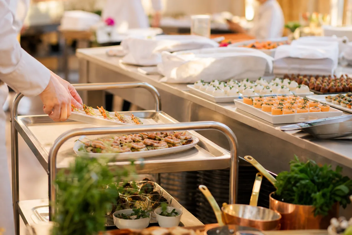 Réassort de plats froids depuis une desserte de service pendant une réception